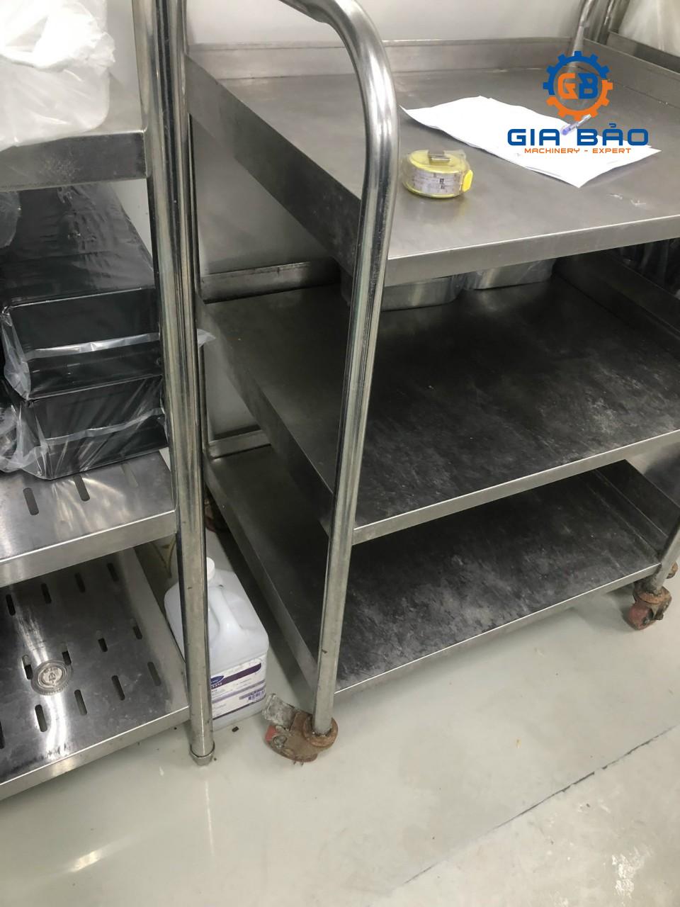 z4233414789124_ae4d25f3de3f63bf2c9034ef94361f55 Bàn kệ Inox nhà bếp nhà hàng
