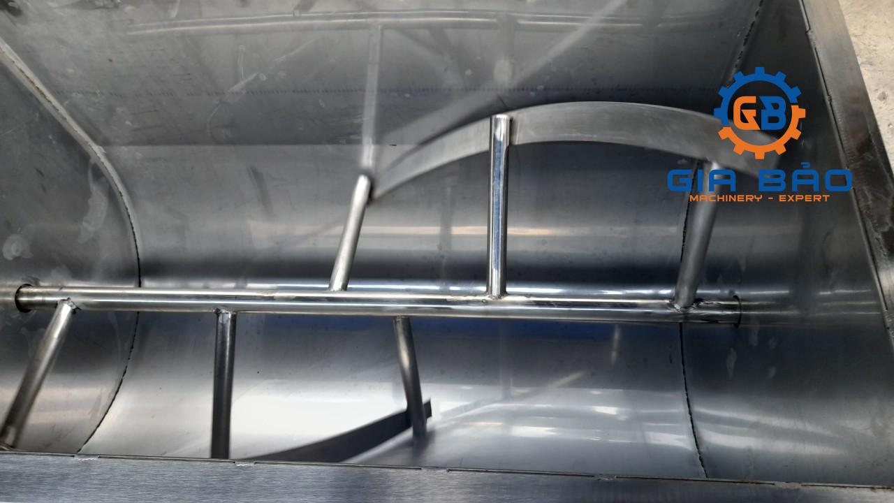 z4233451780689_f81609ad32fa910f972245036dd5663e Máy trộn thực phẩm dạng nằm ngang công nghiệp