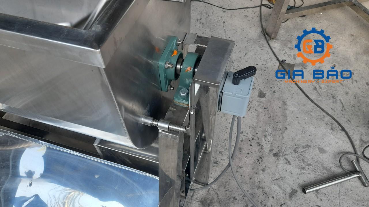z4233451805726_5103290c0b54af2bcd0e12ae705248c7 Máy trộn thực phẩm dạng nằm ngang công nghiệp