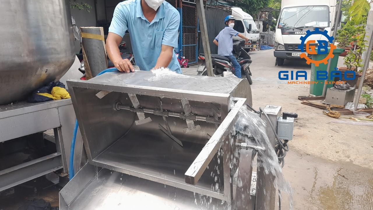 z4233451855922_ea3b3c93c4a27933e569535998d60259 Máy trộn thực phẩm dạng nằm ngang công nghiệp